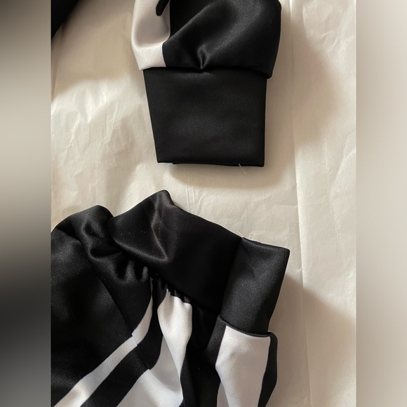 Women’s Medium Skeleton Onsie has 2 pocket, a zip up hood which is the Head. - Picture 11 of 12